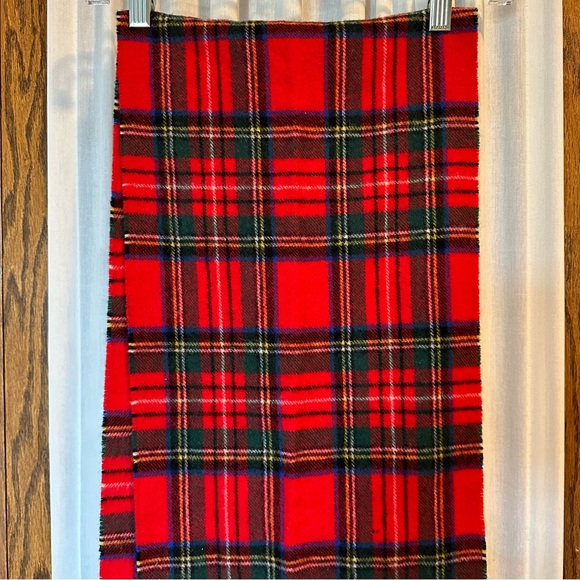 Howick Classic Royal Stewart Plaid Scarf - Picture 3 of 6